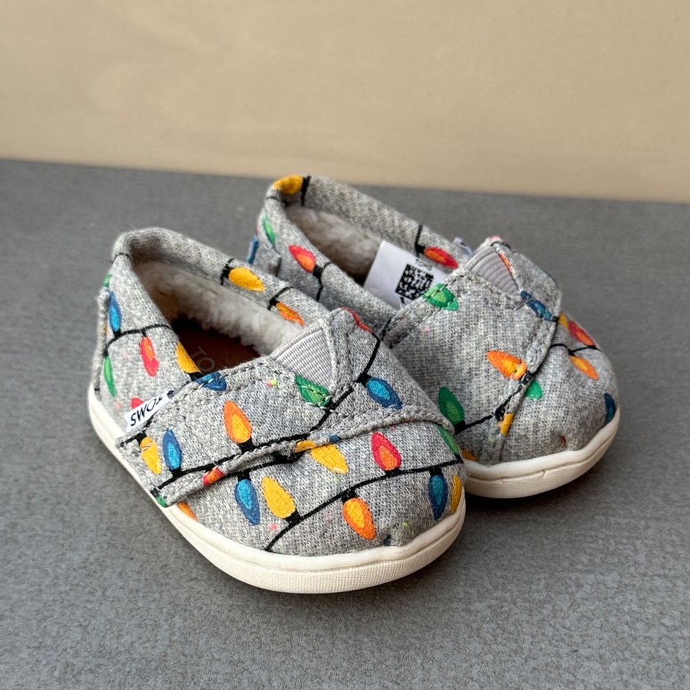 Tom’s Infant Faux Fur Lined Christmas Twinkle Lights Shoes- Size 2